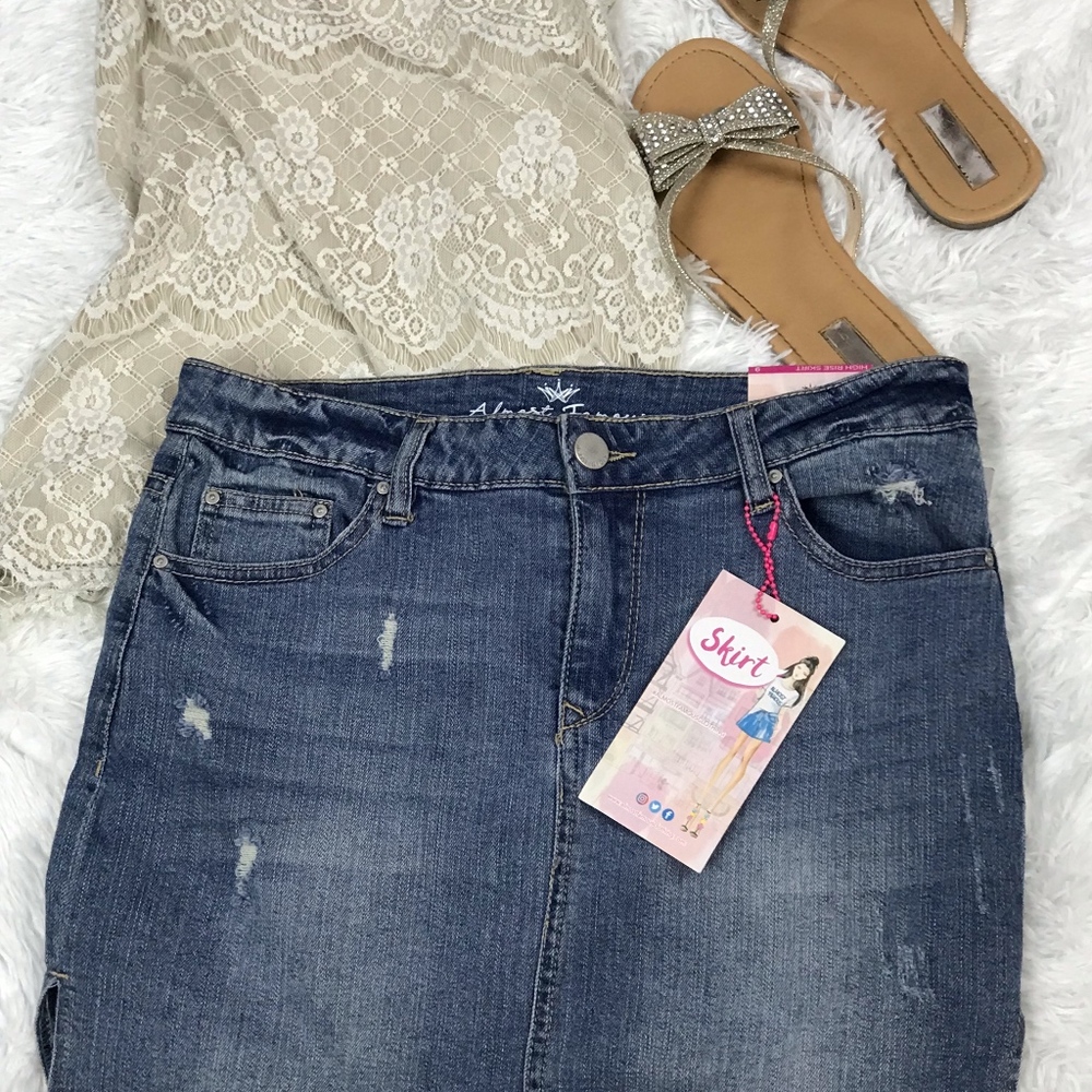 3/$12 Almost Famous High Rise skirt size (9) NWT